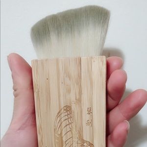 New wood handle makeup brush